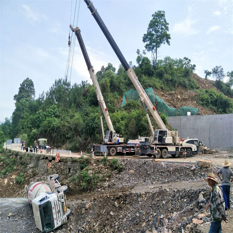 青岛崂山汽车掉沟里叫吊车救援要多少钱